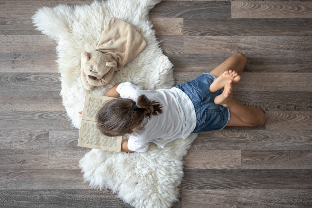 How to choose a rug girl on sheepskin rug  