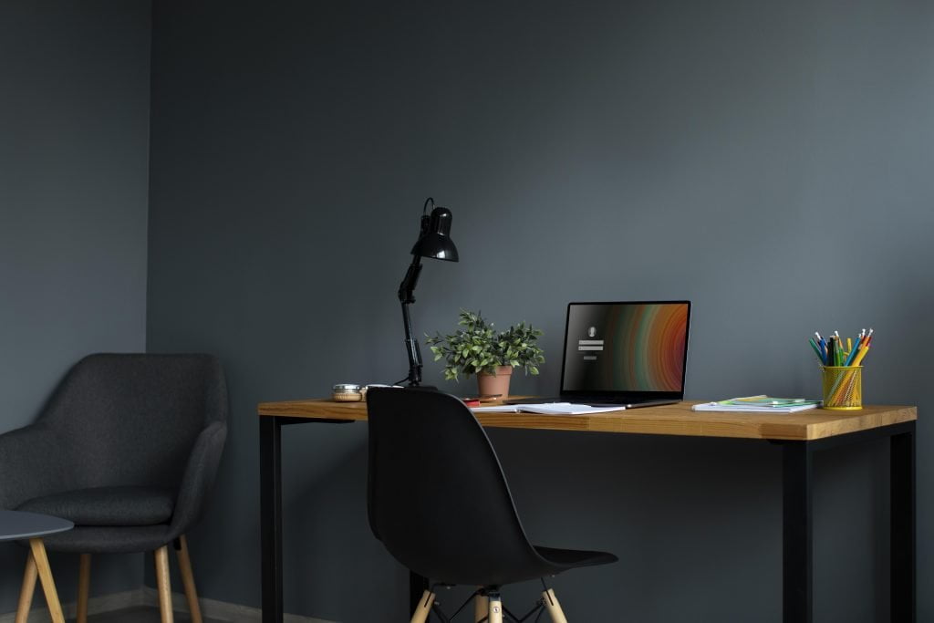ultra-functional-decor stylish desk with mac 