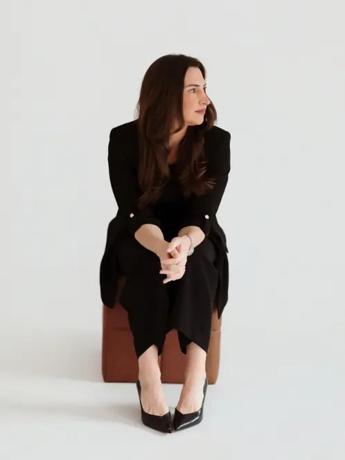 natasha-king-sitting-on-chair-photoshoot